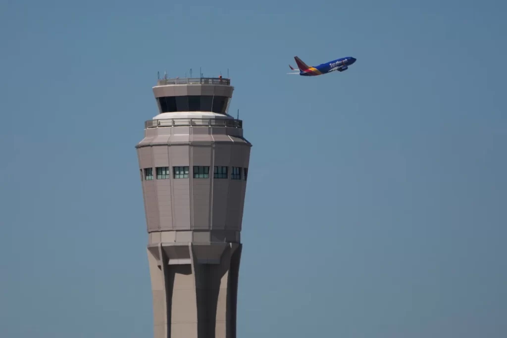 Avio-saobraćaj u Americi pred kolapsom: Letovi kasne, kontrolori rade bez plata