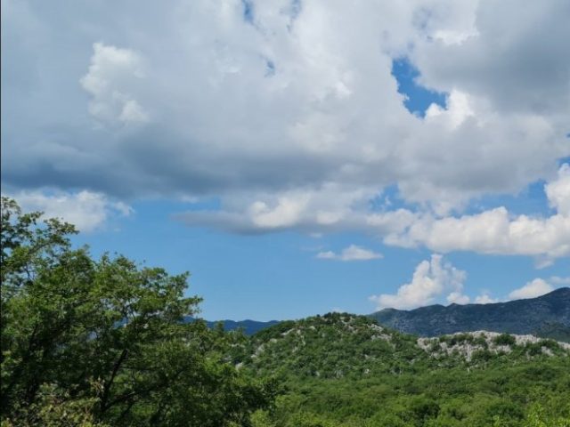 Oblačno vrijeme uz mogućnost kiše krajem dana