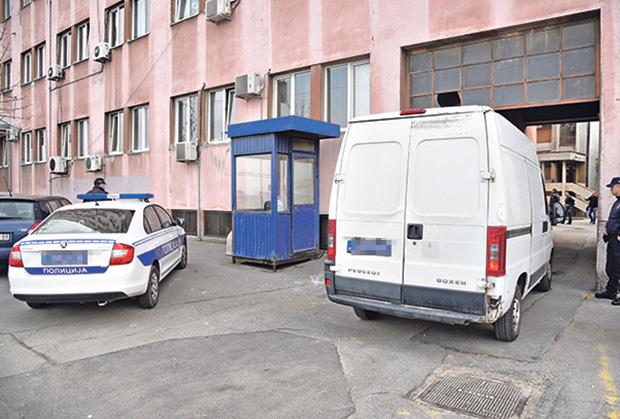 Policajac ranio djevojku u Beogradu: Napala ga nožem ispred stanice Savski venac