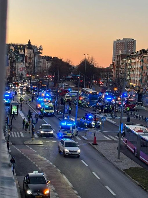 Više poginulih i povrijeđenih u Stokholmu: Autobus udario u autobusko stajalište