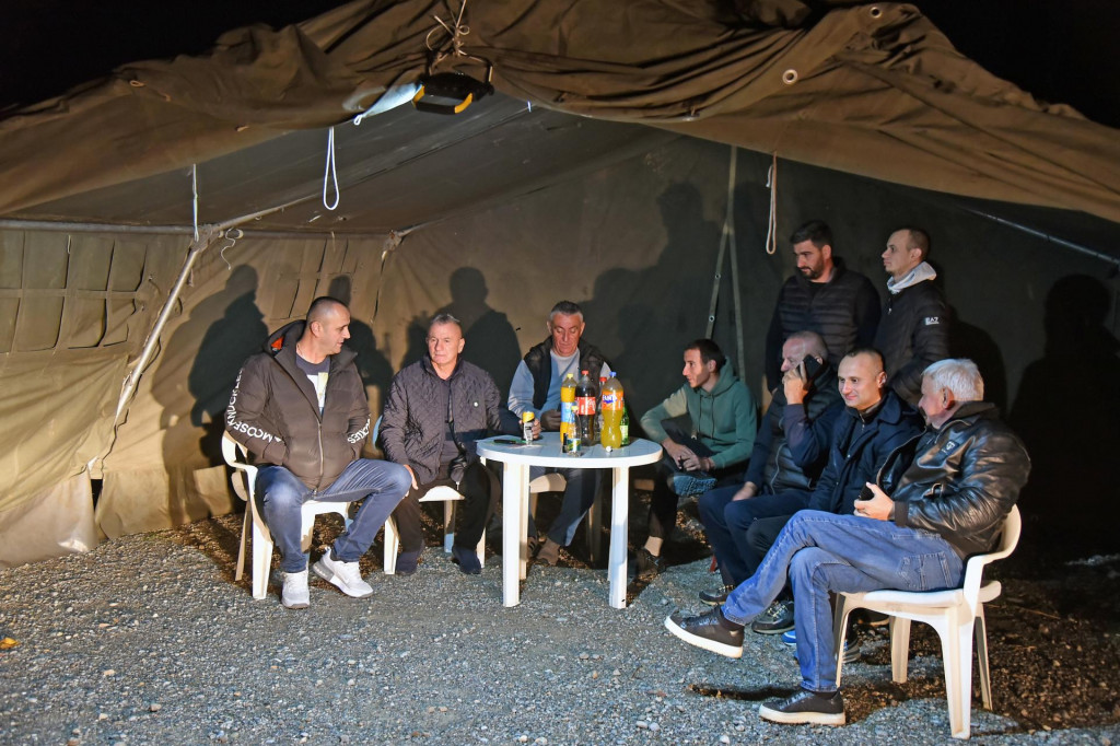 Poruka iz Botuna: Šator ostaje, kolektor ne