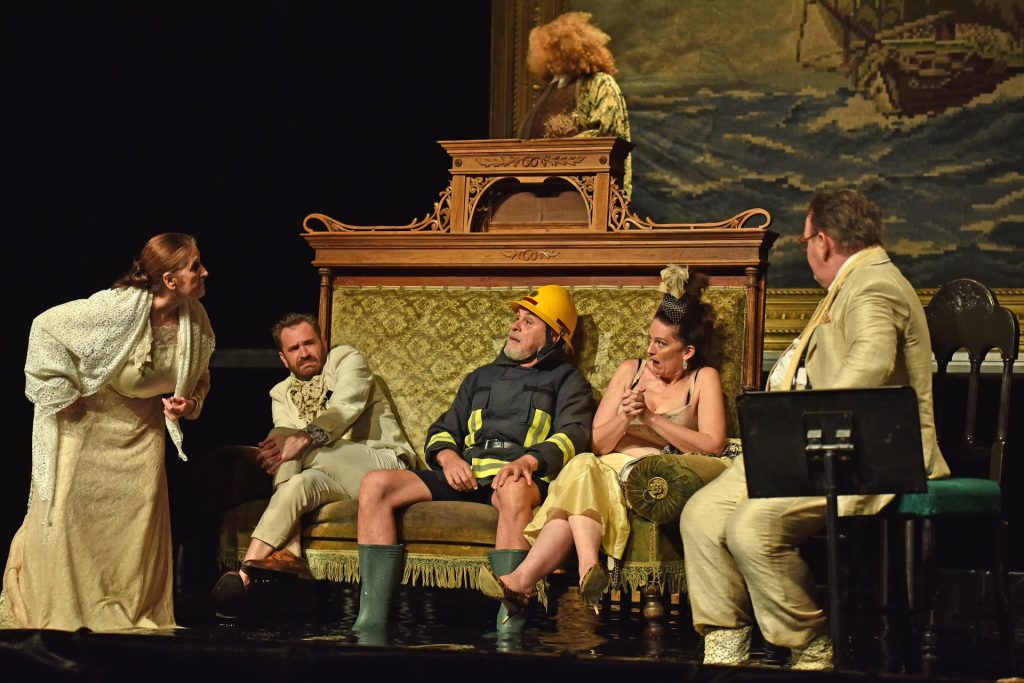 Kulturni događaj godine u KIC-u „Budo Tomović“: Publika zvižducima ispratila protokolarna obraćanja