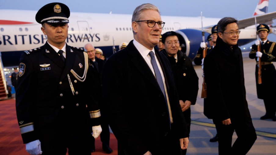 Britanski premijer Kir Starmer započeo posjetu Kini, kontroverza oko izbora aviona zasjenila dolazak u Peking