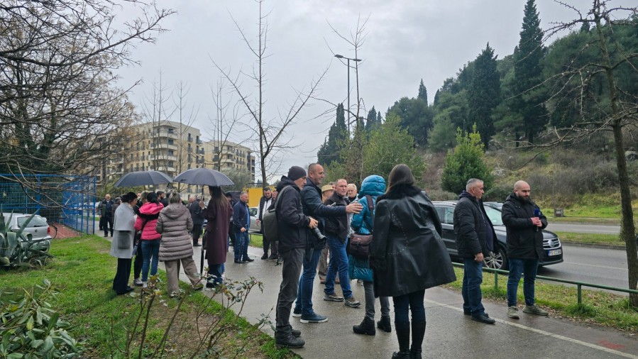 DNP najavio ostavke nakon sjednice Vlade, podrška građana ispred sjedišta stranke