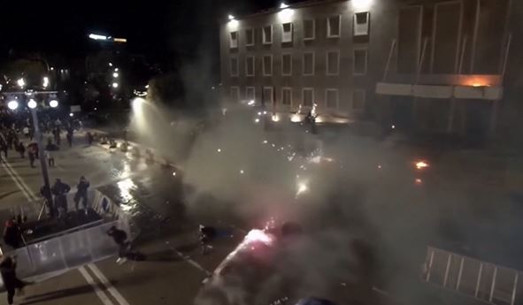 Haos u Tirani: Demonstranti bacali Molotovljeve koktele na zgradu Vlade, policija uzvratila suzavcem i vodenim topovima