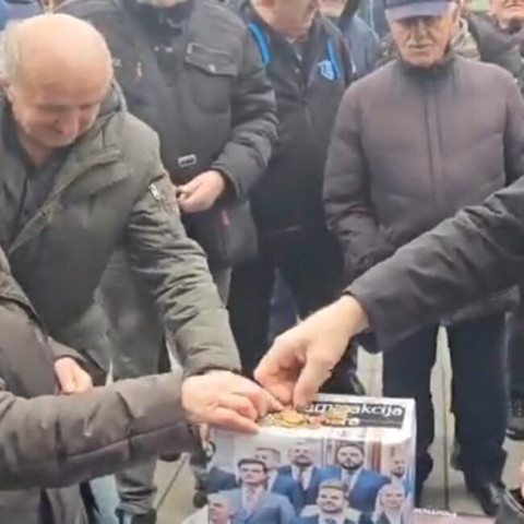 Penzioneri u Bijelom Polju organizovali “humanitarnu akciju” za Vladu