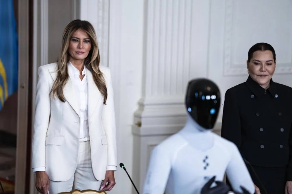 Neobičan gost u čuvenoj Istočnoj sobi Bijele kuće: Humanoidni robot na samitu uz Melaniju Tramp