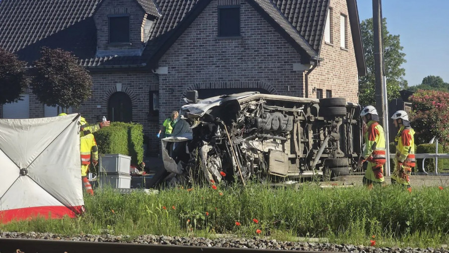 Tragedija u Belgiji: Više poginulih u stravičnom sudaru voza i školskog minibusa