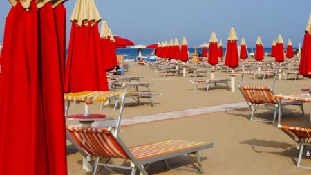 Rimini uveo potpunu zabranu pušenja na plažama: Kazne važe i za elektronske cigarete