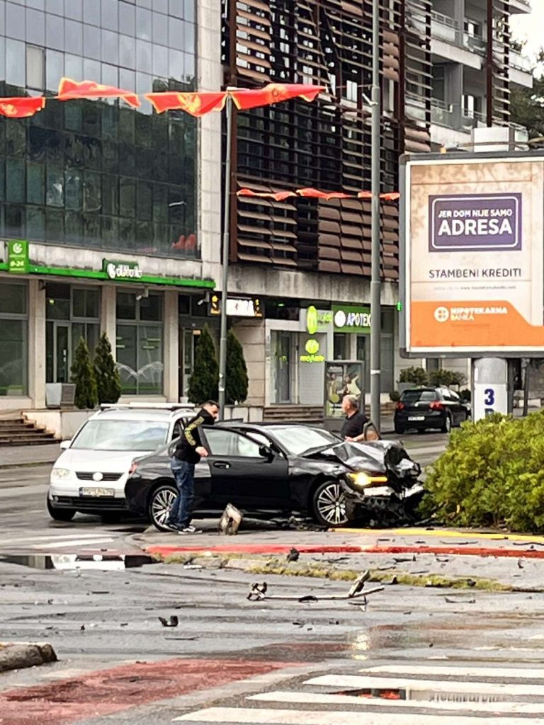U sudaru dva vozila u centru Podgorice, poginuo putnik u taksiju