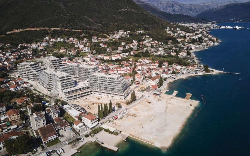 SUD ODBIO „CARINE“: Čedo Popović mora da ukloni kupalište u Baošićima, zaštita UNESCO zone ispred poslovnih interesa