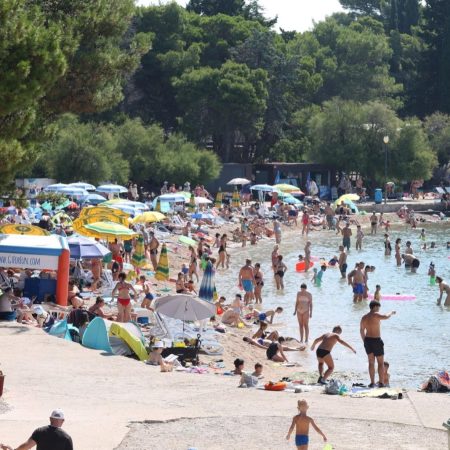 CRNA GORA U ZNAKU LJETA: Od Podgorice do Budve traži se mjesto više za osvježenje, plaže i kupališta prepuna posjetilaca