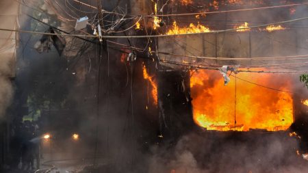 U stravičnom požaru u hotelu u Nju Delhiju poginula najmanje 21 osoba, uglavnom stranci. Vatrogasac Abhilaš Malik potvrdio da je više od 40 ljudi uspješno spaseno.