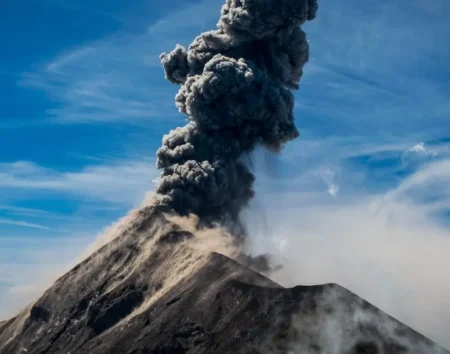 Erupcija vulkana Marapi u Indoneziji: Stub pepela visok dva kilometra