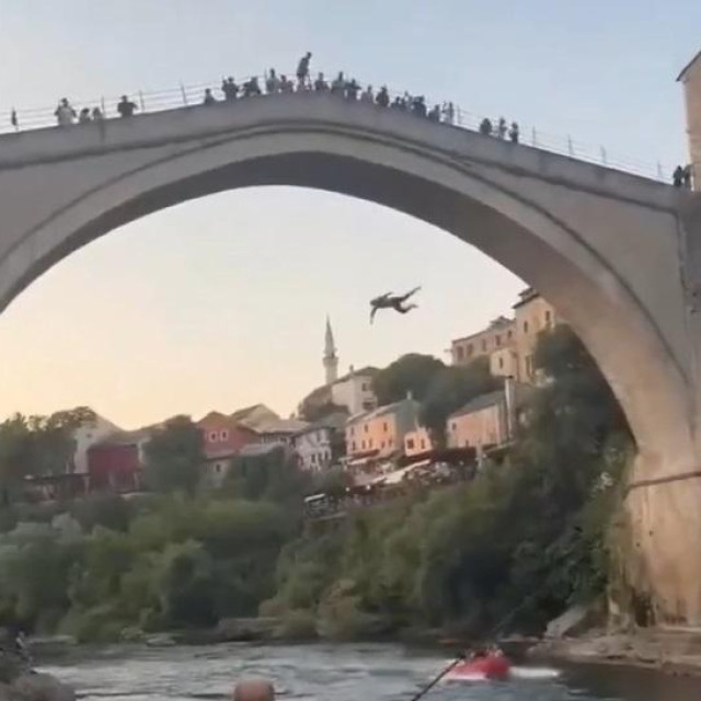 Skok sa Starog mosta u Mostaru umalo završio tragično, brzom reakcijom spriječena nesreća