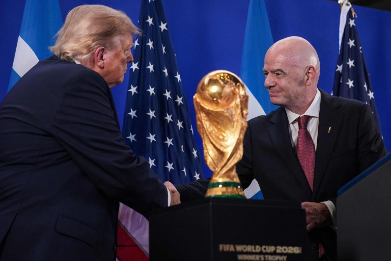 Trump otkrio da je intervenisao kod Infantina zbog suspenzije američkog fudbalera