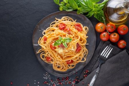 Pasta za 10 minuta sa bijelim lukom, maslinovim uljem i paradajzom