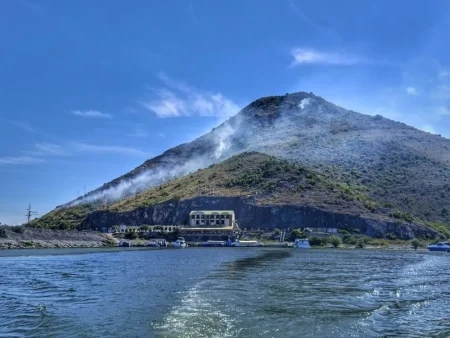 Požar kod Vranjine: Vatra zahvatila rastinje iznad restorana „Jezero“