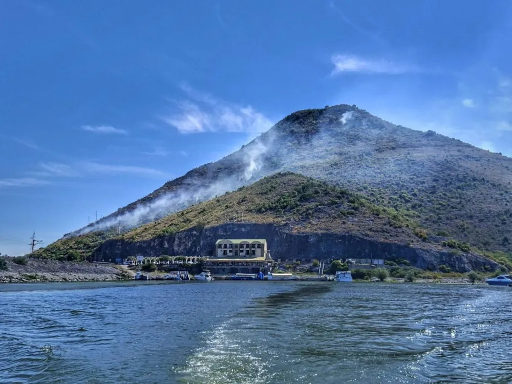 Požar kod Vranjine: Vatra zahvatila rastinje iznad restorana „Jezero“