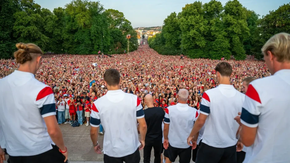 Norveška reprezentacija dočekana kao šampion: Više od 100.000 navijača pozdravilo fudbalere u Oslu