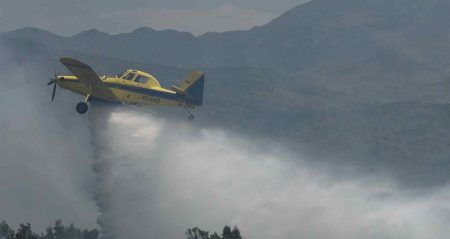 Avion Direktorata gasi požar u Potkršu kod Bratonožića: Vatrogasci na terenu