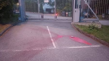 Ruska ambasada u Švedskoj ponovo meta dronova – crvena boja bačena na kompleks
