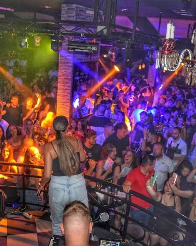Estradni umjetnik iz Srbije kažnjen u Sutomoru, u noćnom klubu zatečeno 11 maloljetnika koji su konzumirali alkohol