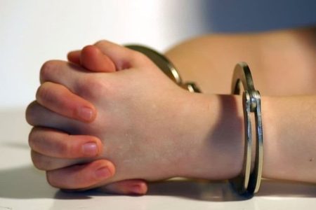 Tinejdžer nožem prijetio radniku kladionice, pa odnio 365 evra: Policija identifikovala i uhapsila osumnjičenog