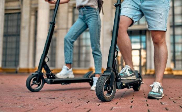 Irska pooštrila pravila za vožnju električnih trotineta: Minimalna starosna granica povećana na 18 godina