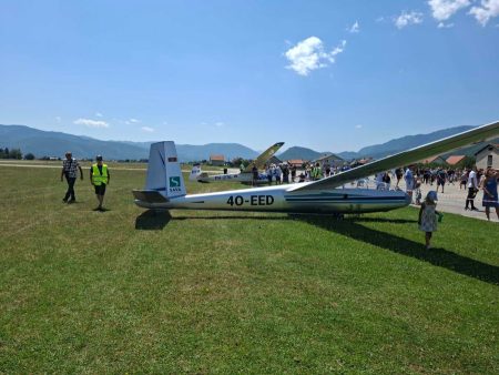 „Fly in Berane“ okupio pilote i padobrance iz regiona: Više od 15 letjelica na Aerodromu Dolac