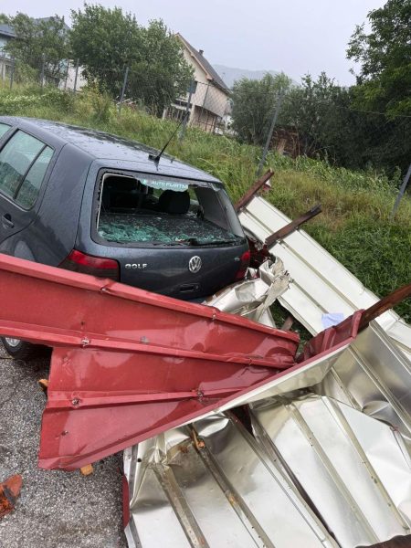 Nevrijeme pogodilo sjever Crne Gore: Pala fasada u Pljevljima, vjetar odnio krov u Beranama