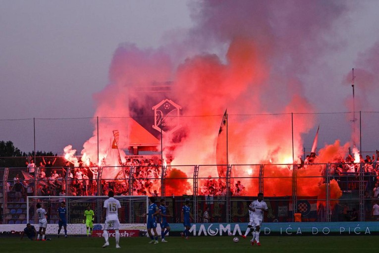 HAOS NAKON MEČA U VARAŽDINU: Torcida zapalila gostujuću tribinu, požar izbio poslije posljednjeg zvižduka