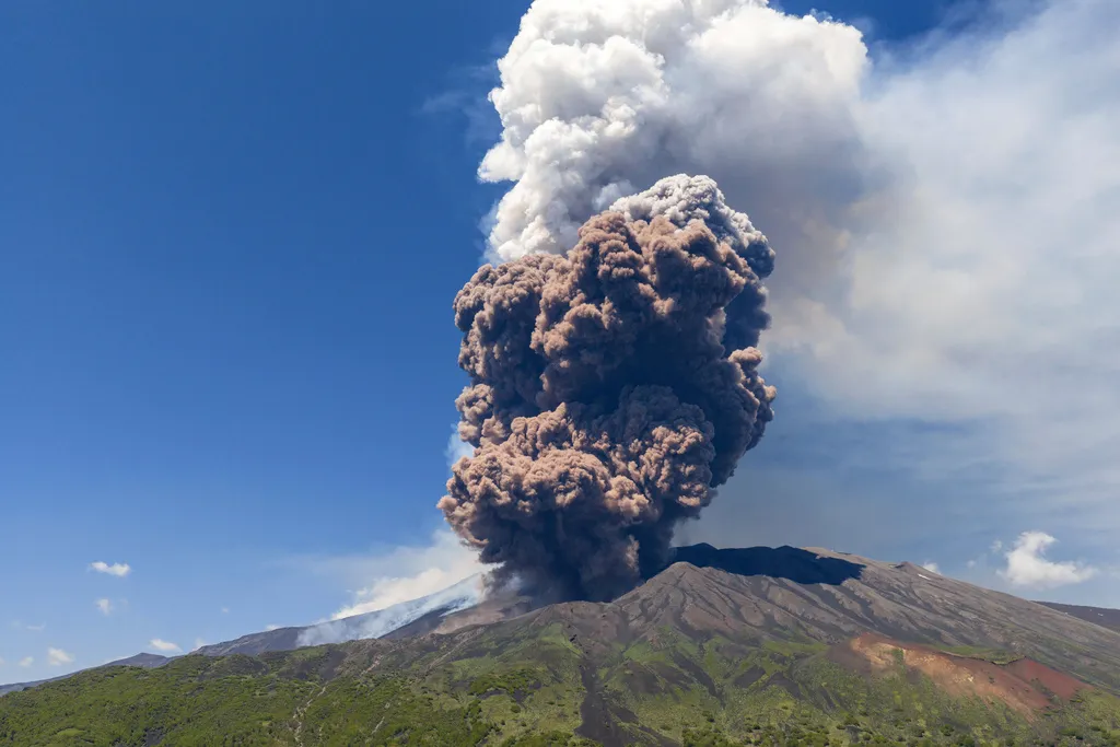 Etna ponovo eruptira: Otkazano oko 700 letova, aerodrom u Kataniji zatvoren