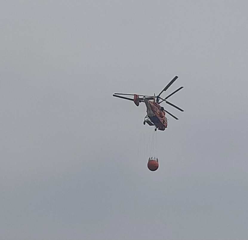 Požar u Crmnici i dalje aktivan: Vatrogascima iz Bara pomaže Avio-helikopterska jedinica MUP-a