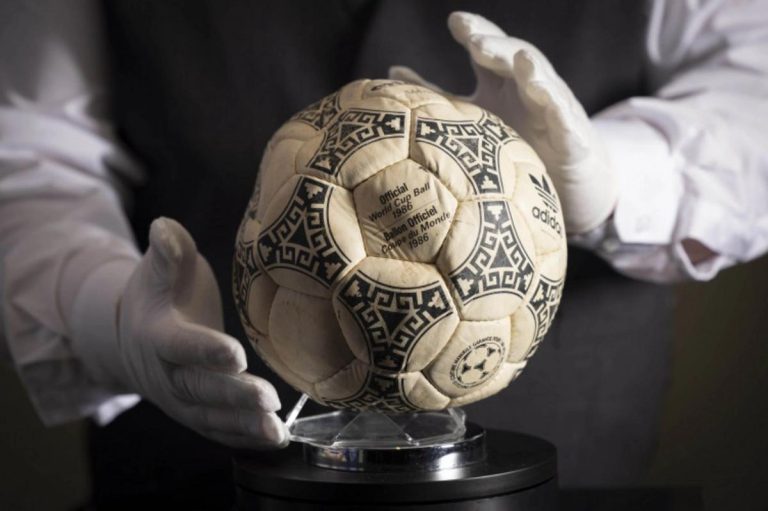 Lopta kojom je Maradona postigao „Božju ruku“ prodata za 2,5 miliona funti