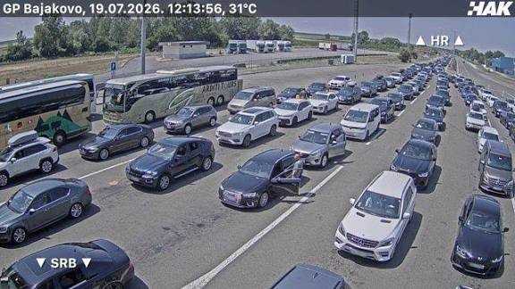 HAOS NA GRANICI HRVATSKE I CRNE GORE: Kolone duže od 20 kilometara, čeka se i do 28 sati, mještani dijele vodu putnicima