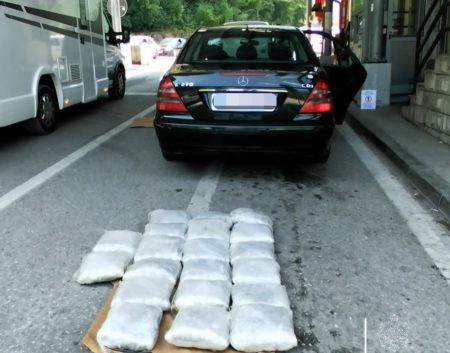 Na graničnom prelazu Šćepan Polje zaplijenjeno 20 kilograma marihuane, uhapšen muškarac iz Zete