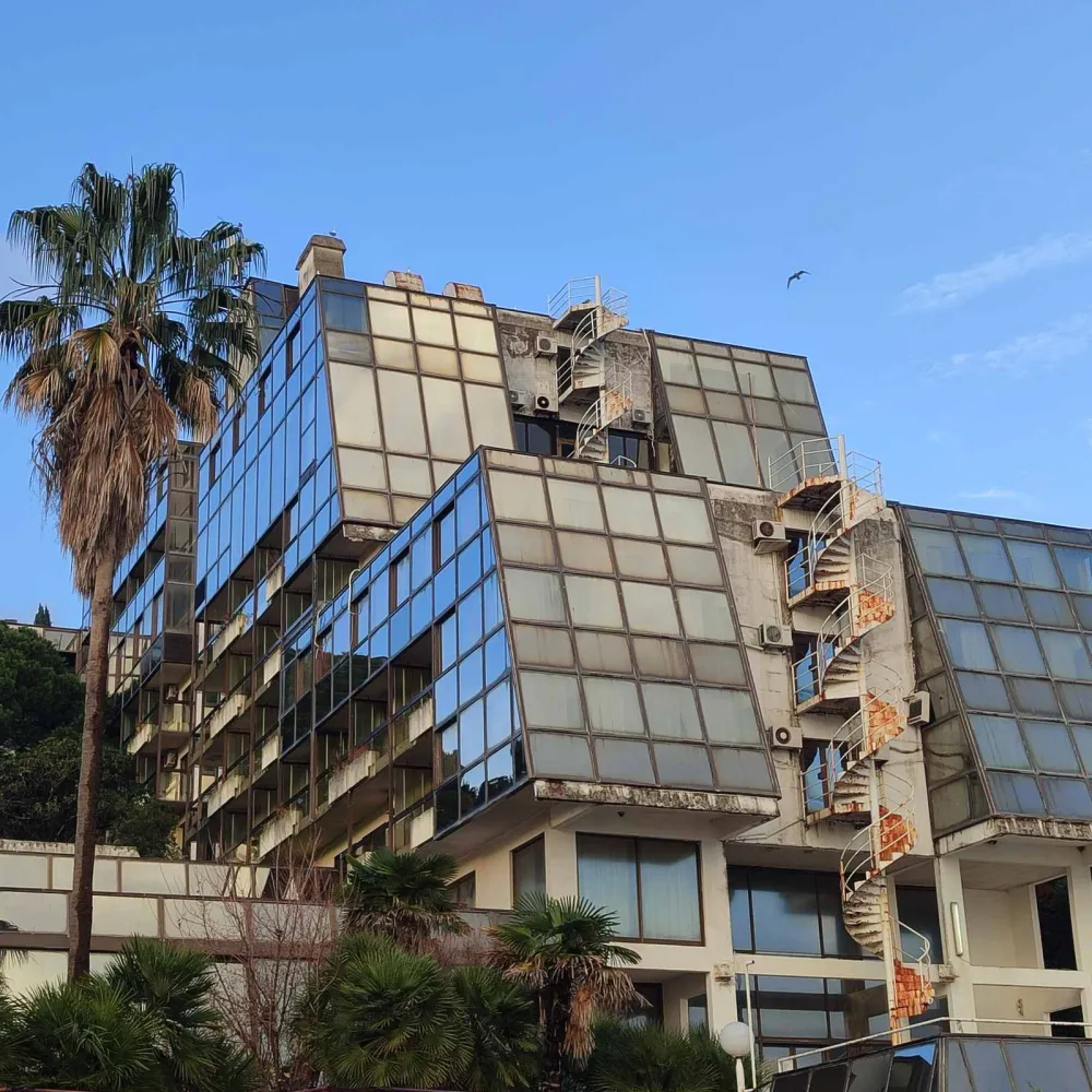 Kompanija „Vila Oliva“ vlasništvo Žarka Rakčevića kupila hotel „Plaža“ za 20,4 miliona eura