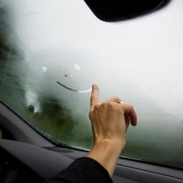 Zašto se stakla automobila magle iznutra i kako to spriječiti