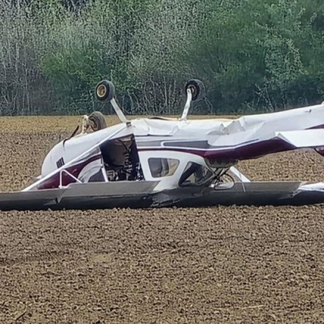 Srušio se mali avion kod Vinkovaca: Pilot poginuo nakon pada u Rokovcima