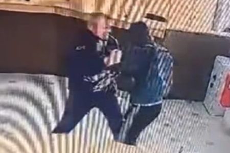 Filmska pljačka u Mostaru: Maskirani razbojnici presreli zaštitare, pa zapalili automobil