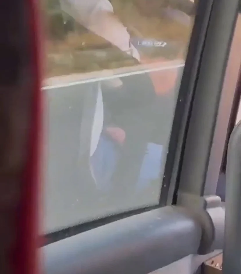 ( VIDEO ) Šokantan snimak iz Bugarske: Vozač autobusa tokom vožnje gleda sadržaj za odrasle