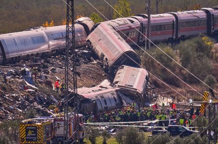 Španija: Ministar saobraćaja isključuje odgovornost mašinovođa, istraga usmjerena na odluku kontrolnog centra
