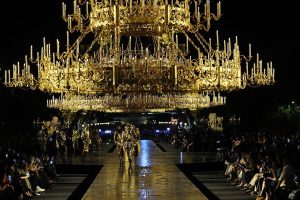 Pariz već pokazuje šta ćemo nositi narednog proljeća i ljeta: moda postaje lakša, hrabrija i nosivija