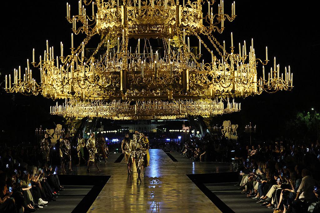 Pariz već pokazuje šta ćemo nositi narednog proljeća i ljeta: moda postaje lakša, hrabrija i nosivija