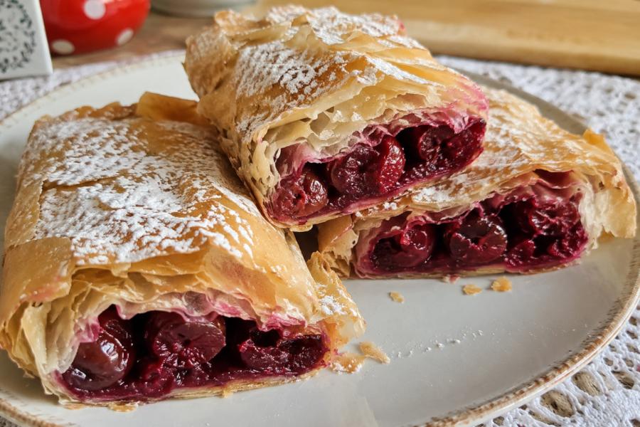 PITA SA VIŠNJAMA – MIRIS DOMAĆE KUHINJE I UKUS KOJI SE PAMTI
