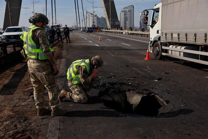 Rusija ponovo napala Sjeverni most u Kijevu: pogođeno kolovozno platno, dvije osobe povrijeđene ( VIDEO )