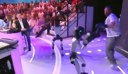 Voditelj se uživo „potukao“ s robotima: Pogledajte kako je završio neobični okršaj ( VIDEO )