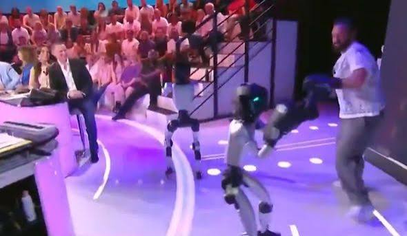 Voditelj se uživo „potukao“ s robotima: Pogledajte kako je završio neobični okršaj ( VIDEO )